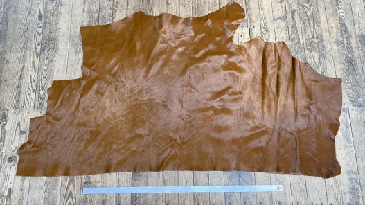Demi-peau de vache en poil brun caramel - décoration - maroquinerie - accessoire - cuir en stock