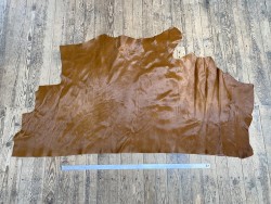 Demi-peau de vache en poil brun caramel - décoration - maroquinerie - accessoire - cuir en stock