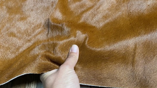 Demi-peau de vache en poil brun caramel - décoration - maroquinerie - accessoire - Cuir en stock