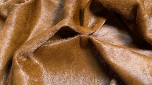 Demi-peau de vache en poil brun caramel - décoration - maroquinerie - accessoire - Cuir en Stock