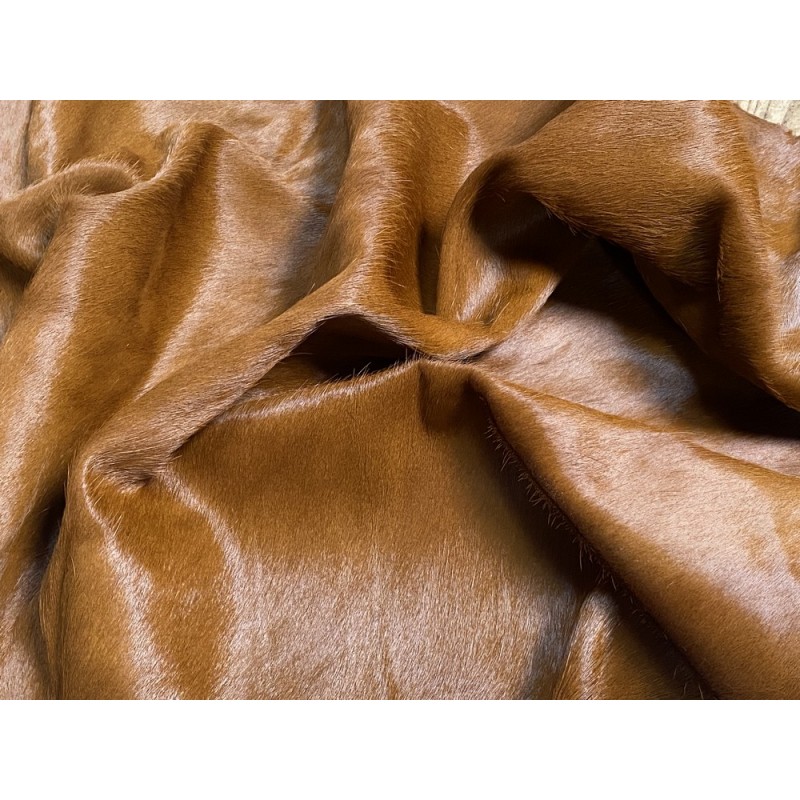 Demi-peau de vache en poil brun caramel - décoration - maroquinerie - accessoire - Cuir en Stock