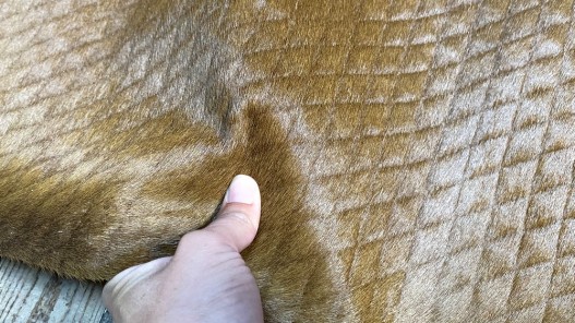 Demi-peau de vache en poil brun effet matelassé - décoration - maroquinerie - accessoire - Cuir en stock