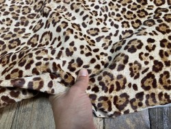 Demi-peau de vache en poil façon léopard beige - décoration - maroquinerie - accessoire - Cuir en stock