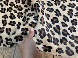 Demi-peau de vache en poil façon léopard - décoration - maroquinerie - accessoire - Cuir en stock