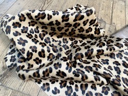 Demi-peau de vache en poil façon léopard - décoration - maroquinerie - accessoire - Cuir en Stock