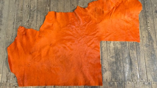 Demi-peau de vache en poil orange - décoration - maroquinerie - accessoire - cuir en stock