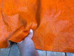Demi-peau de vache en poil orange - décoration - maroquinerie - accessoire - Cuir en stock