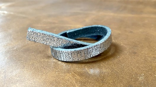 Passant pour ceinture - cuir de double croupon - argent craquelé - bracelet accessoire - Cuir en Stock
