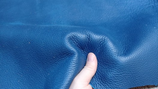 Grand morceau de cuir de taurillon - gros grain - couleur bleu malte - Cuirenstock