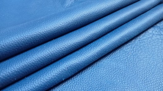 Grand morceau de cuir de taurillon - gros grain - couleur bleu malte - Cuir en Stock