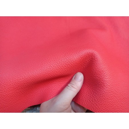 Morceau de cuir de taurillon - gros grain - couleur corail - Cuir en stock