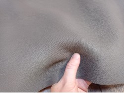 Demi-peu de cuir de taurillon mat - gros grain - couleur gris souris - Cuir en stock