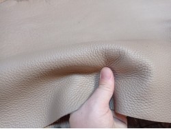 Morceau de cuir de taurillon - gros grain - couleur gris tourterelle - cuir en stock