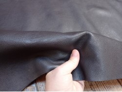 Demi-peau de cuir de taurillon - gros grain - couleur marron glacé - cuir en stock