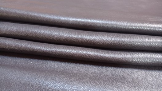 Demi-peau de cuir de taurillon - gros grain - couleur marron glacé - Cuir en Stock