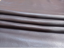 Demi-peau de cuir de taurillon - gros grain - couleur marron glacé - Cuir en Stock