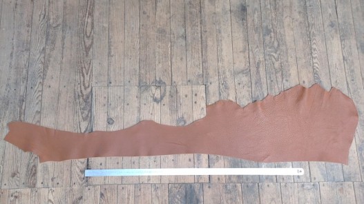 Demi-peau de cuir de taurillon - gros grain - couleur marron gold - Cuir en stock