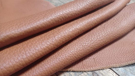 Demi-peau de cuir de taurillon - gros grain - couleur marron gold - Cuir en Stock