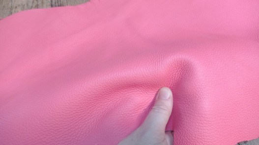 Bande de cuir de taurillon - gros grain - couleur rose - cuir en stock