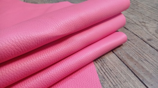 Bande de cuir de taurillon - gros grain - couleur rose - Cuir en Stock