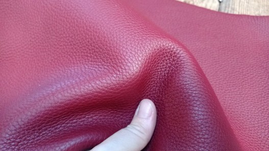 Morceau de cuir de taurillon - gros grain - couleur rouge carmin- cuirenstock