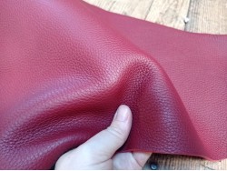 Morceau de cuir de taurillon - gros grain - couleur rouge carmin- cuirenstock