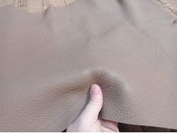 Grand morceau de cuir de taurillon - gros grain - couleur taupe - Cuir en Stock