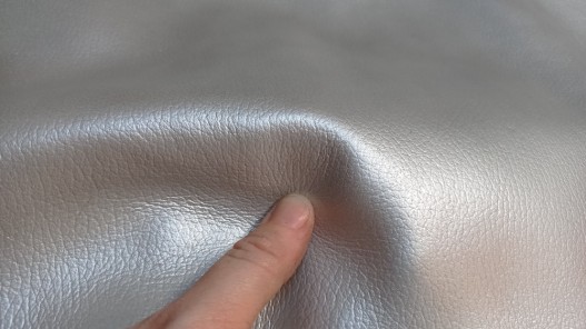 Demi-peu de cuir de taurillon mat - gros grain - grise métallisée - cuir en stock