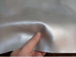 Demi-peu de cuir de taurillon mat - gros grain - grise métallisée - cuir en stock