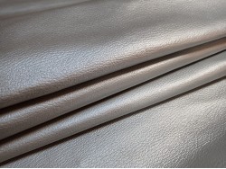 Demi-peu de cuir de taurillon mat - gros grain - grise métallisée - Cuir en Stock