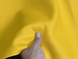 Grand morceau de cuir de vachette jaune - maroquinerie - ameublement - Cuir en stock