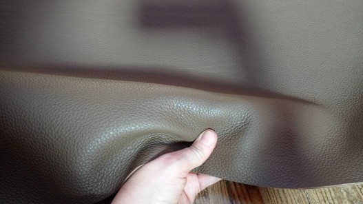 Demi-peau de cuir de taurillon - gros grain - couleur bronze - cuir en stock