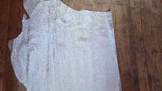 Demi peau de veau effet froissé - blanc argenté - maroquinerie - Cuir en stock