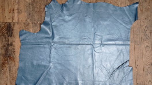 Demi peau de vachette lisse bleu nacrée - maroquinerie - Cuir en stock