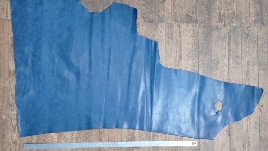 Demi peau de cuir de vachette ciré pullup bleu - maroquinerie - cuir en stock