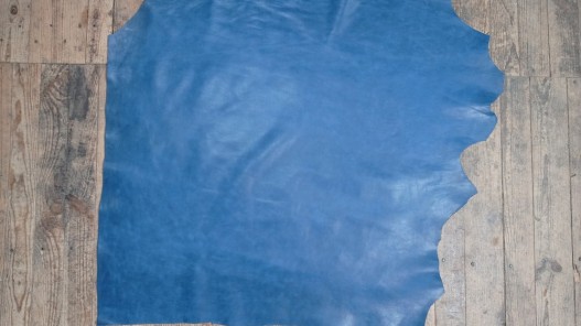 Demi peau de cuir de vachette ciré pullup bleu cyan - maroquinerie - cuir en stock