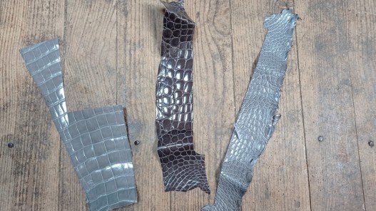 Lot de 3 morceaux de cuir de crocodile véritable gris - bijou - maroquinerie - accessoire - Cuir en Stock