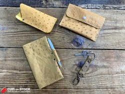 Réalisation fabriquée avec les chutes de cuir d'autruche . Cuir en Stock