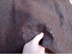 Peau de veau velours effet papier froissé marron - touché doux - maroquinerie - vêtement - cuir en stock