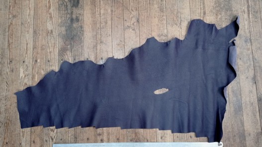 Grand morceau de cuir de taurillon - violet mat - cuir en stock