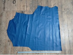 Grand morceau de cuir de taurillon - gros grain - couleur bleu électrique - Cuir en stock