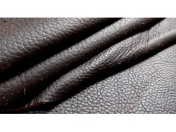 Demi-peau de cuir de taurillon - gros grain - couleur marron chocolat - Cuir en Stock