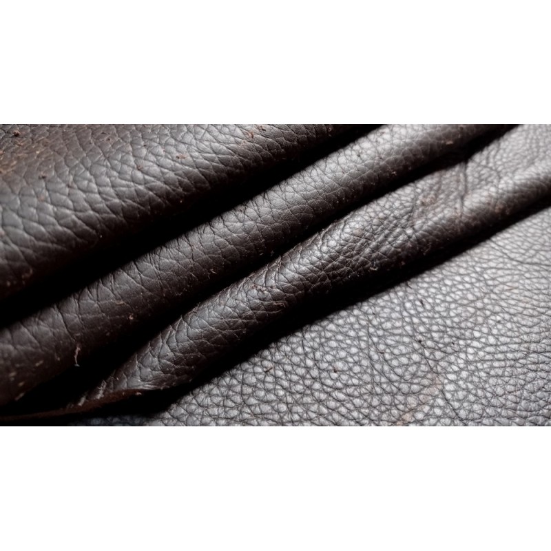 Demi-peau de cuir de taurillon - gros grain - couleur marron chocolat - Cuir en Stock