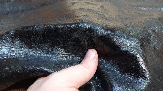Peau de cuir de chèvre effet usée - noire pailletée vert - maroquinerie - cuirenstock