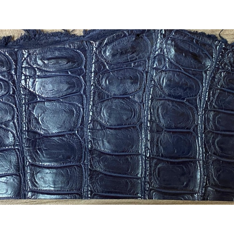 Morceau de cuir crocodile véritable bleu marine mat - cuir en stock