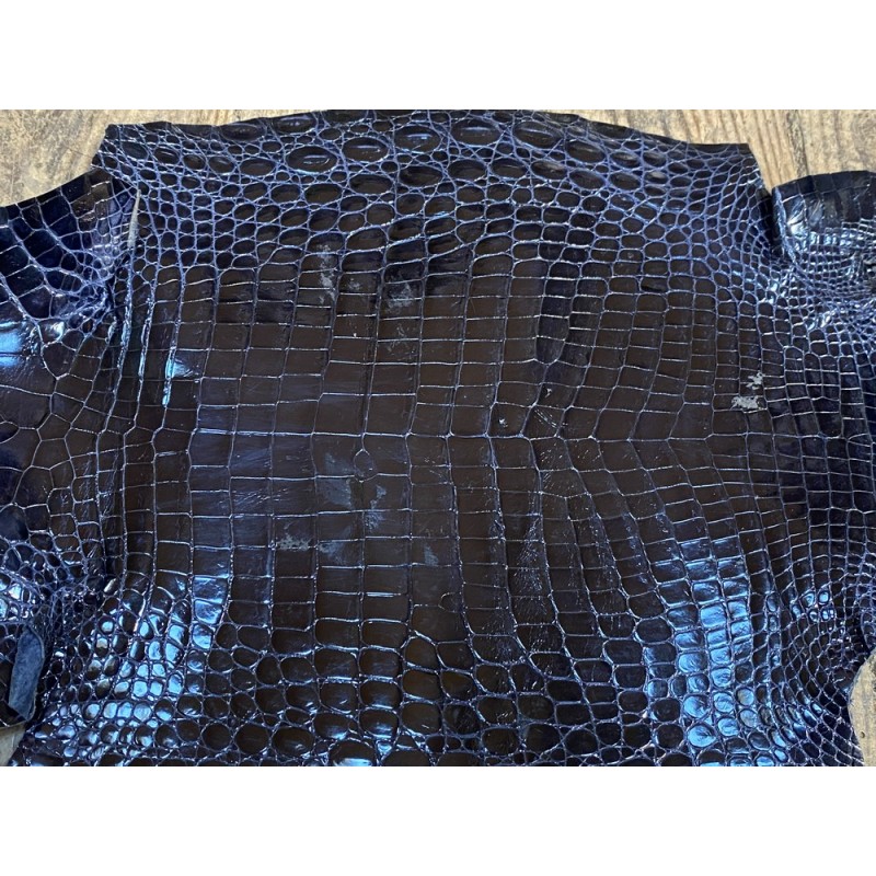 Morceau de peau de cuir de crocodile - bleu nuit - maroquinerie - bijou - Cuir en Stock