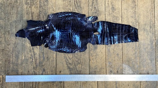 Morceau de peau de cuir de crocodile - bleu nuit - maroquinerie - bijou - Cuir en stock