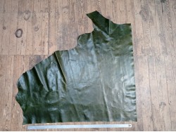 Demi-peau de cuir de vachette finition ciré pullup vert forêt - maroquinerie - Cuir en stock