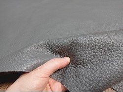 Grand morceau de cuir de taurillon - gros grain - couleur gris - Cuir en stock