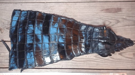 Cuir de crocodile véritable noir satiné maroquinerie bijoux cuir en stock